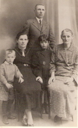 עומד מאחור: האבא, אידל שר. יושבים, מימין: הסבתא, גיטל שקורניק, רחל, האם ציפורה והאח אלקנה
