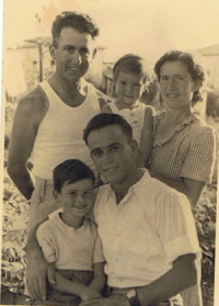 רחל ובני משפחתה, עם אחיה יהודה, מספר ימים לאחר הגיעו לישראל מהמחנות בקפריסין