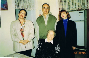 רחל ושלושת ילדיה. מימין למעלה: אוסנת ז"ל, אהרון ורבקה. למטה: רחל